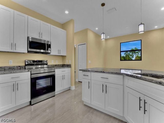 637 Cardinal ST E, Lehigh Acres, FL 33974