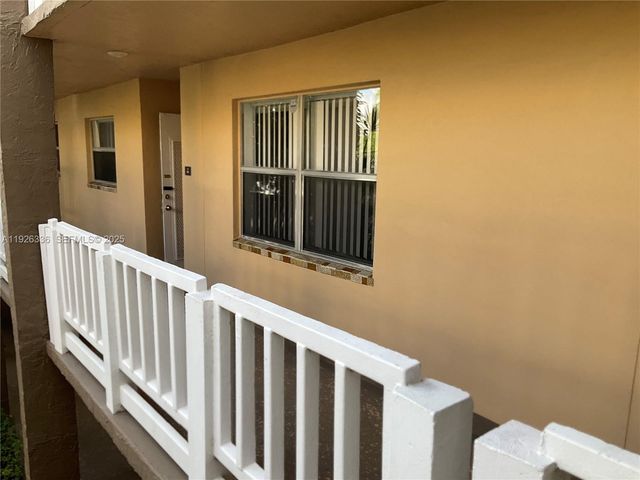 9201 Sunrise Lakes Blvd 205, Sunrise, FL 33322