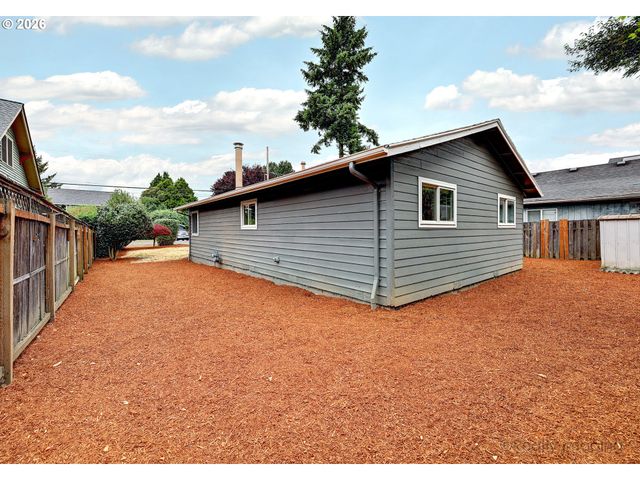 5714 Ne AINSWORTH St, Portland, OR 97218