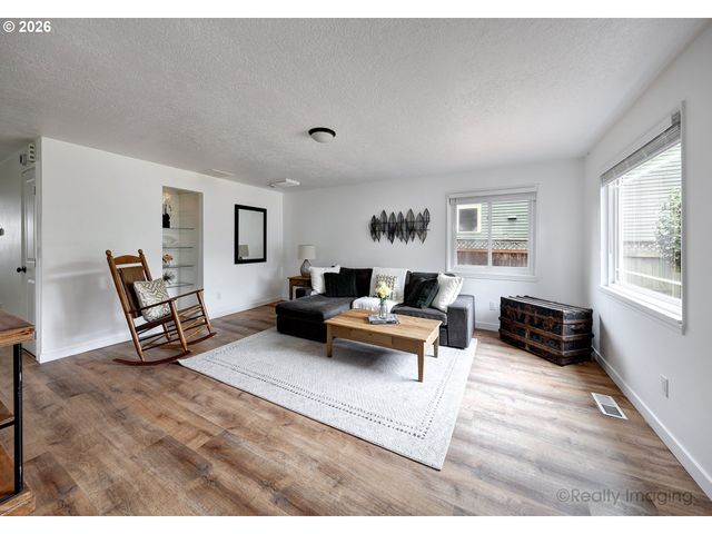 5714 Ne AINSWORTH St, Portland, OR 97218