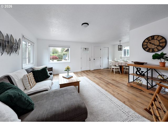 5714 Ne AINSWORTH St, Portland, OR 97218