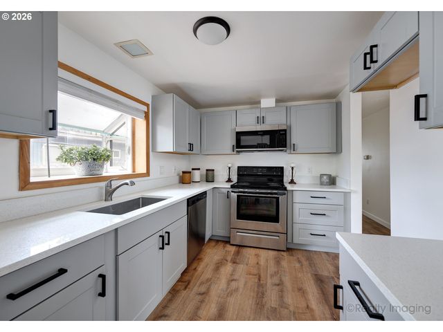 5714 Ne AINSWORTH St, Portland, OR 97218