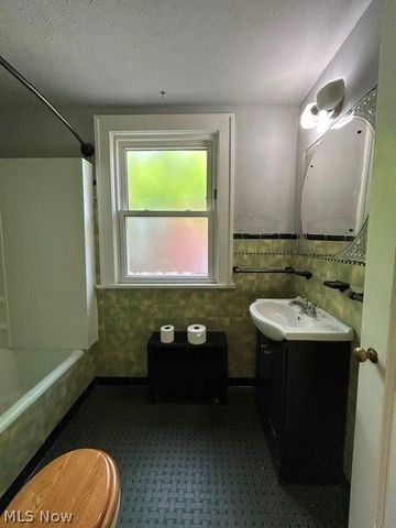 13067 Cedar Road, Cleveland Heights, OH 44118