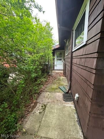 13067 Cedar Road, Cleveland Heights, OH 44118