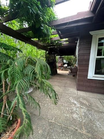 13067 Cedar Road, Cleveland Heights, OH 44118