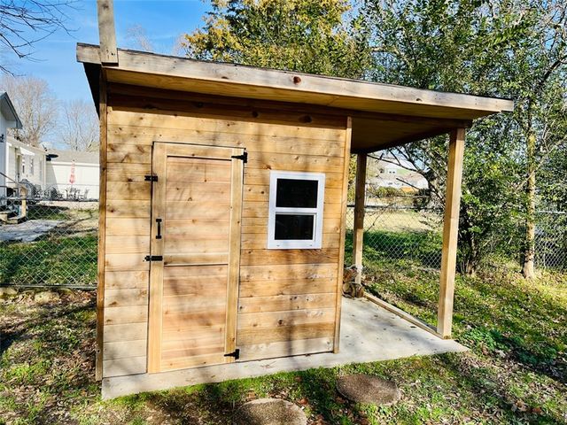 804 NW B Street, Bentonville, AR 72712