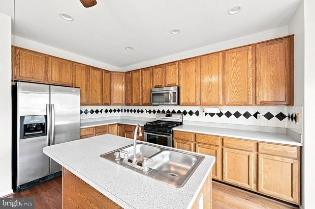6147 EARLY AUTUMN DR, Centreville, VA 20120