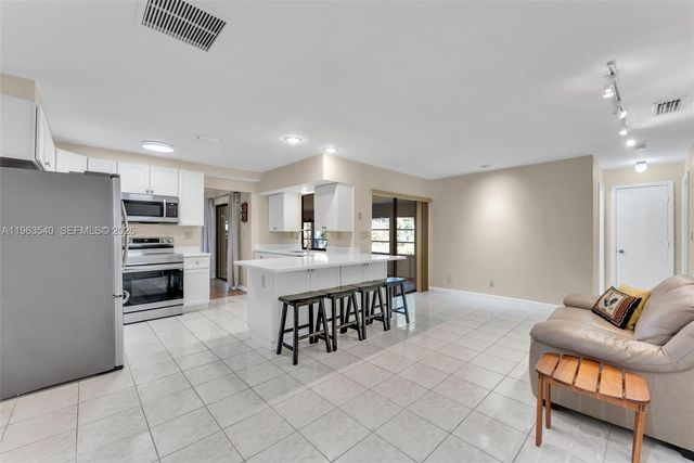 5331 NW 77th Ct, Pompano Beach, FL 33073