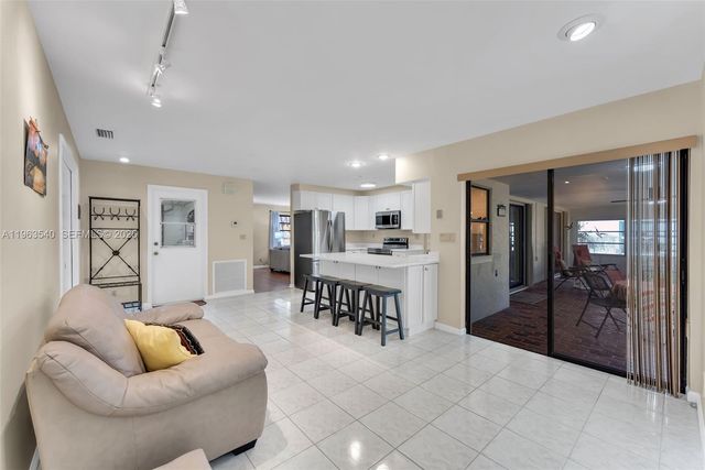 5331 NW 77th Ct, Pompano Beach, FL 33073