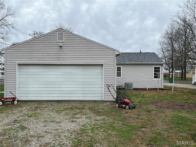 1111 Mulliken Street, Carlyle, IL 62231