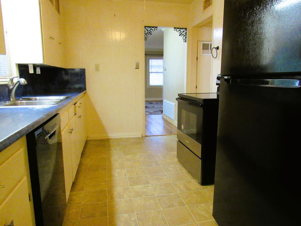 Image 11 of property listing at 2307 W Twohig Avenue, San Angelo, TX 76901