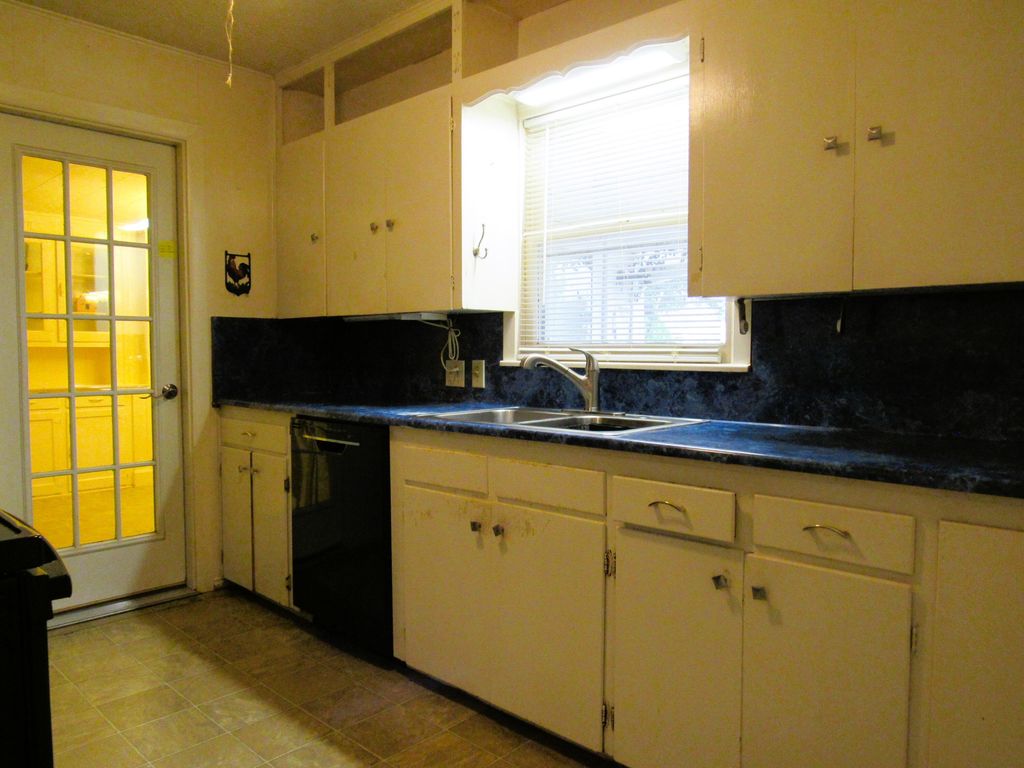 Image 12 of property listing at 2307 W Twohig Avenue, San Angelo, TX 76901