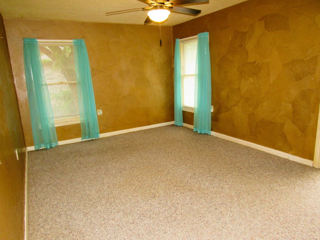 Image 16 of property listing at 2307 W Twohig Avenue, San Angelo, TX 76901