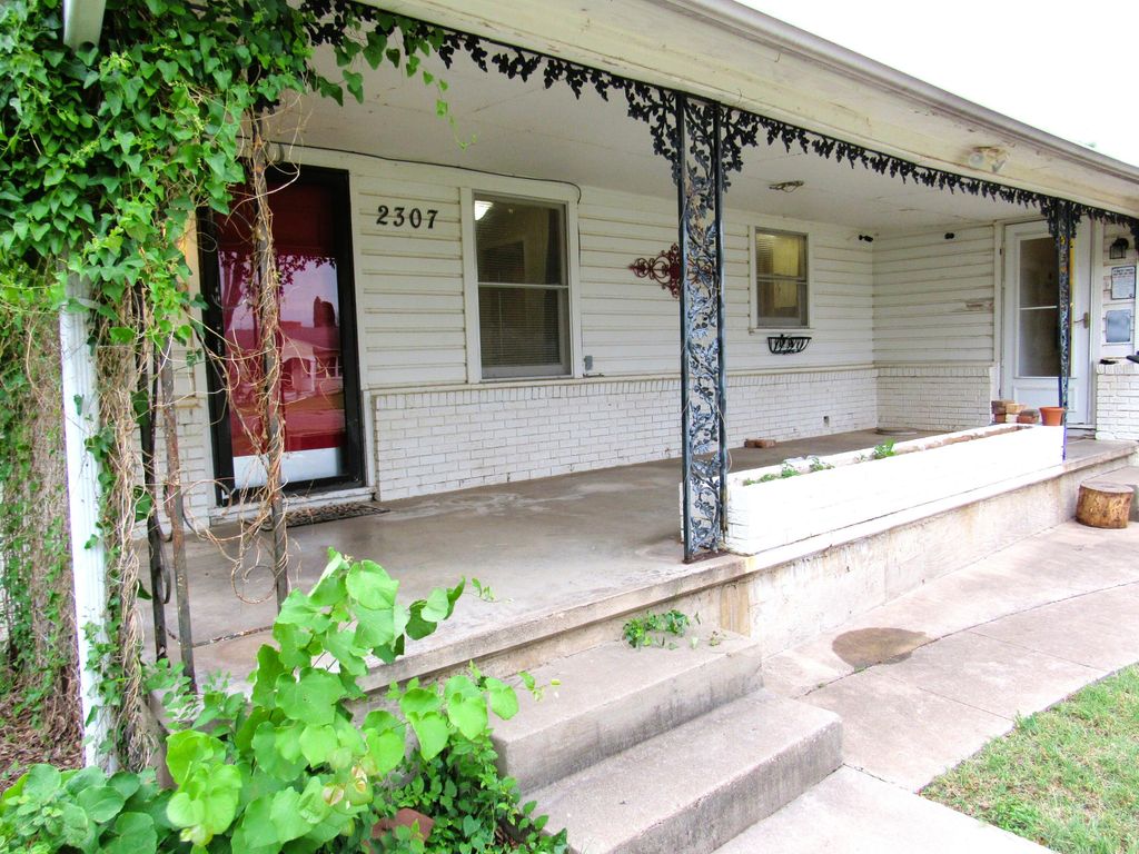 Image 4 of property listing at 2307 W Twohig Avenue, San Angelo, TX 76901