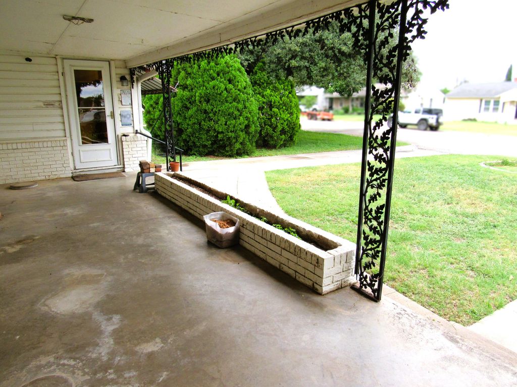 Image 5 of property listing at 2307 W Twohig Avenue, San Angelo, TX 76901