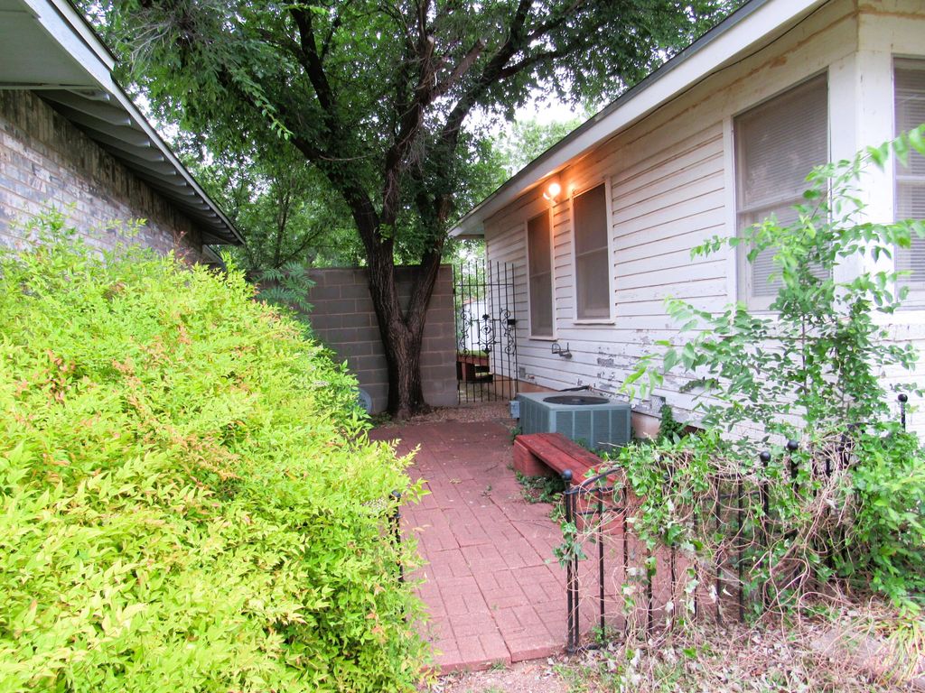 Image 6 of property listing at 2307 W Twohig Avenue, San Angelo, TX 76901