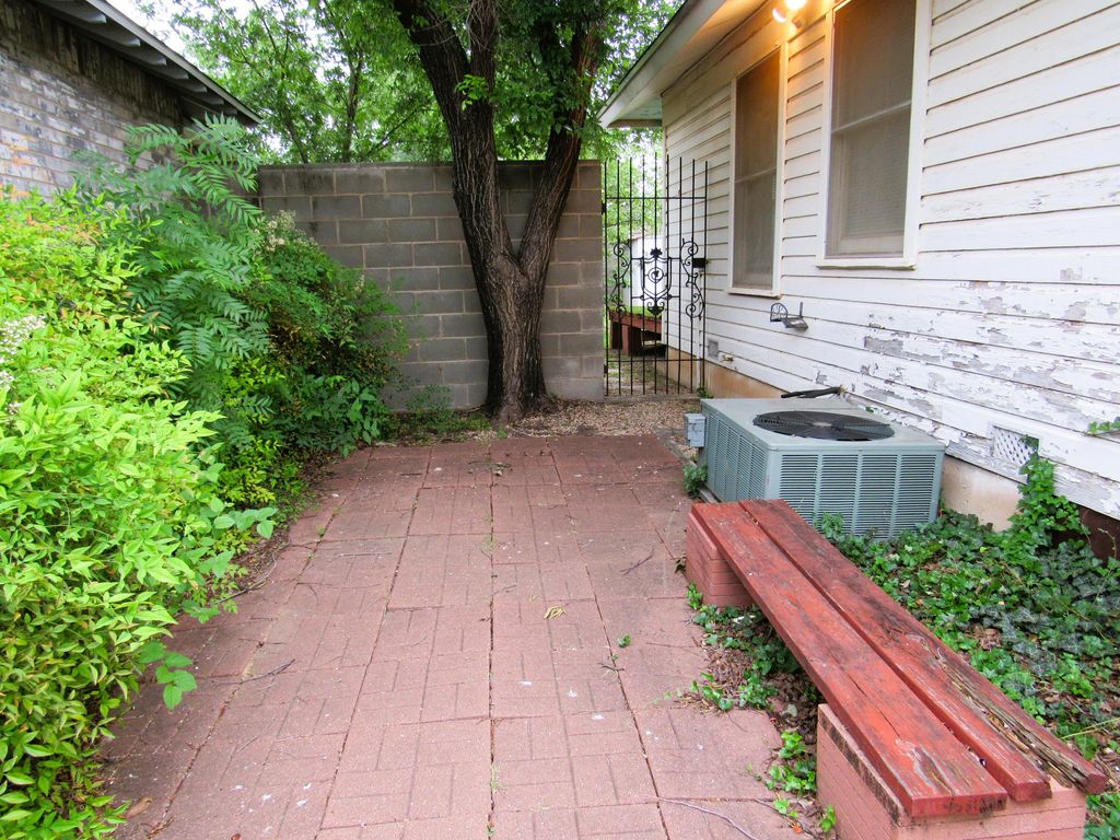 Image 7 of property listing at 2307 W Twohig Avenue, San Angelo, TX 76901