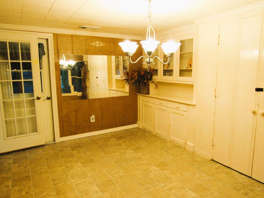 Image 8 of property listing at 2307 W Twohig Avenue, San Angelo, TX 76901