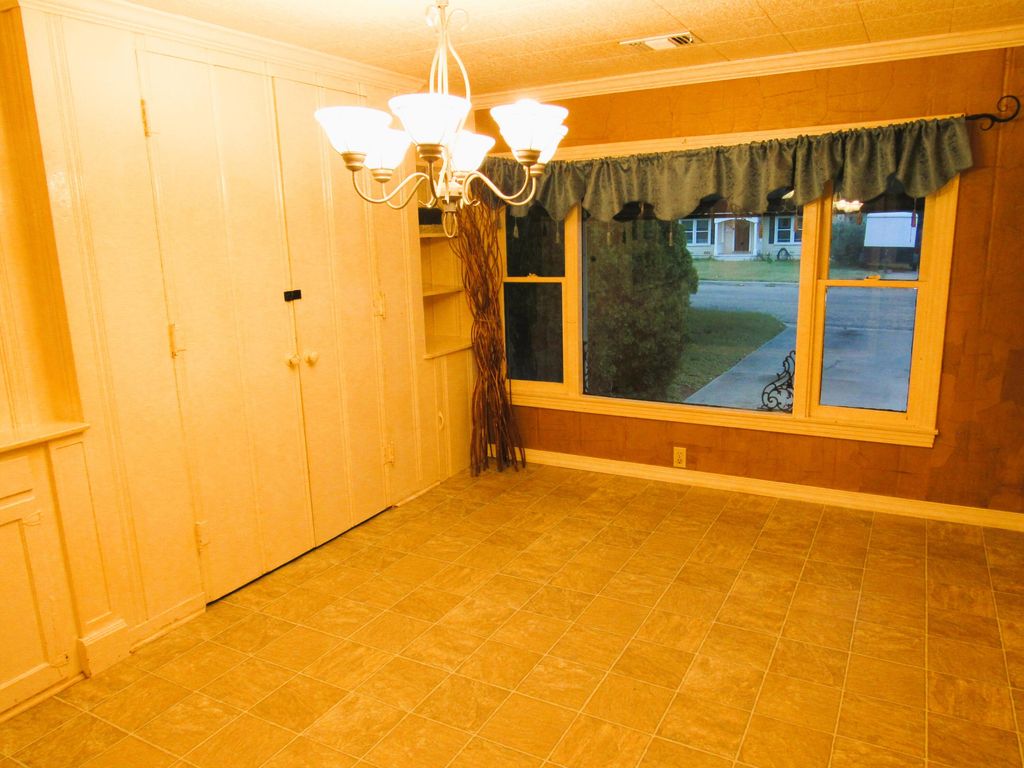Image 9 of property listing at 2307 W Twohig Avenue, San Angelo, TX 76901