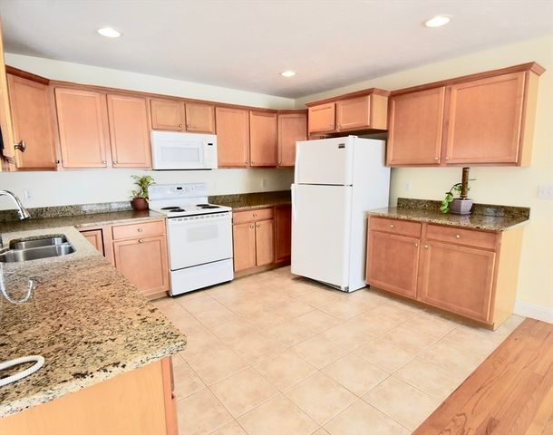 3 Enaya Cir 3, Worcester, MA 01606