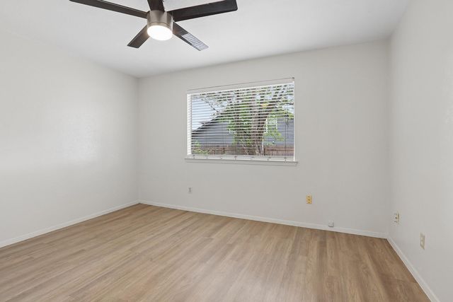 11912 Sunhillow BND B, Austin, TX 78758