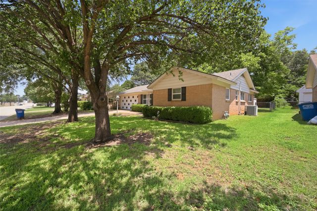 501 Simmons Drive, Euless, TX 76040