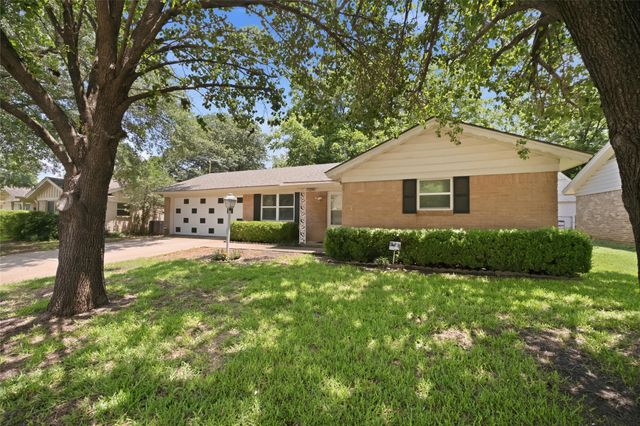 501 Simmons Drive, Euless, TX 76040