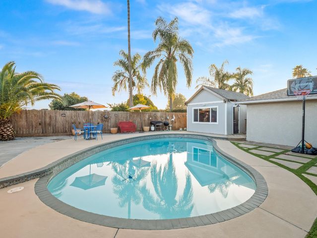 3279 W Rialto Avenue, Fresno, CA 93722