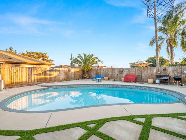 3279 W Rialto Avenue, Fresno, CA 93722