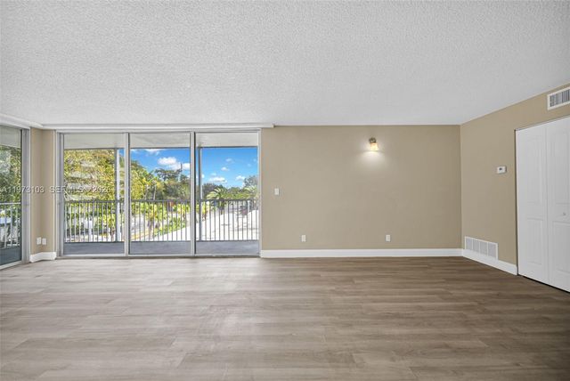 700 NW 214th St 321, Miami Gardens, FL 33169