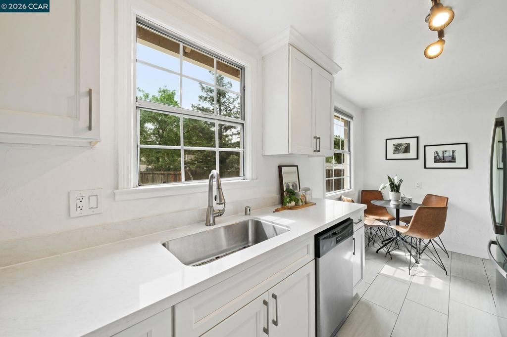Image 12 of property listing at 218 Hillcrest Ave., Benicia, CA 94510