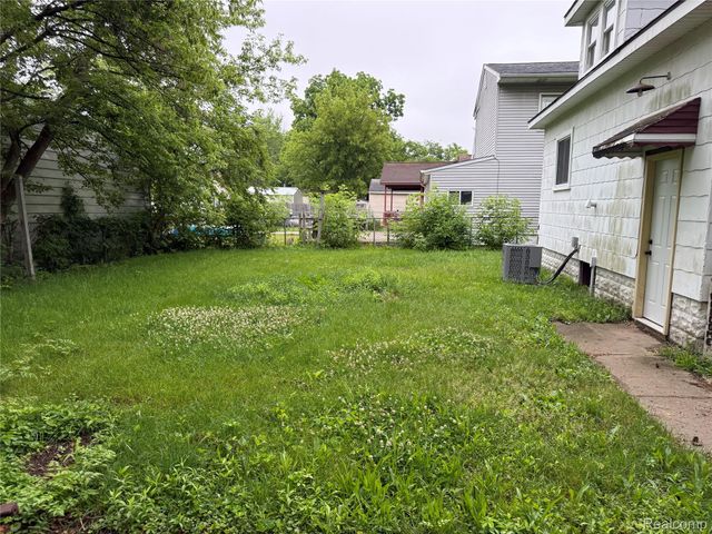 2137 E Buder Avenue, Burton, MI 48529