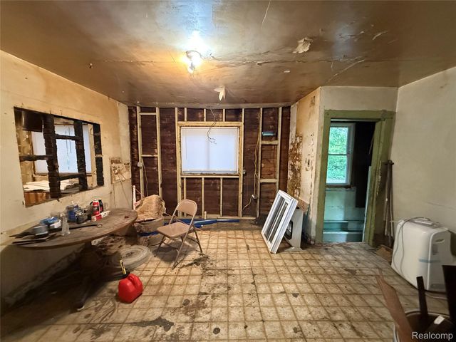 2137 E Buder Avenue, Burton, MI 48529