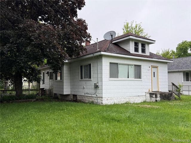 2137 E Buder Avenue, Burton, MI 48529