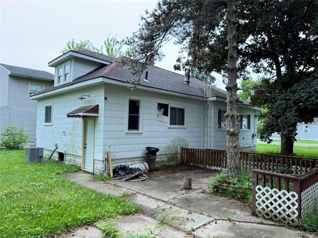 2137 E Buder Avenue, Burton, MI 48529