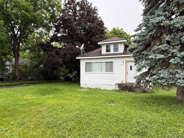 2137 E Buder Avenue, Burton, MI 48529