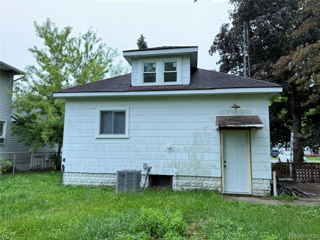 2137 E Buder Avenue, Burton, MI 48529