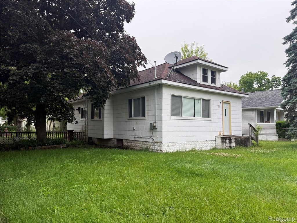 2137 E Buder Avenue, Burton, MI 48529