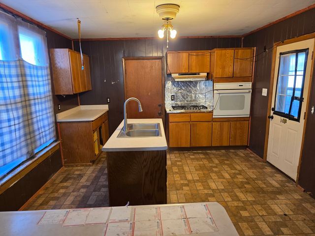 850 11th Avenue S, Clinton, IA 52732