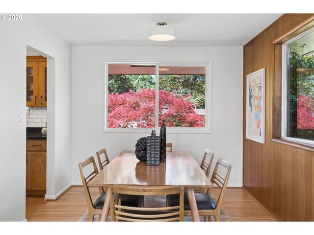 1885 Sw HUNTINGTON Ave, Portland, OR 97225