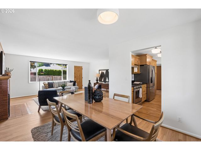 1885 Sw HUNTINGTON Ave, Portland, OR 97225