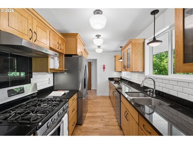 1885 Sw HUNTINGTON Ave, Portland, OR 97225