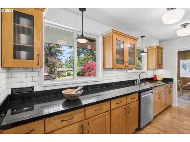 1885 Sw HUNTINGTON Ave, Portland, OR 97225
