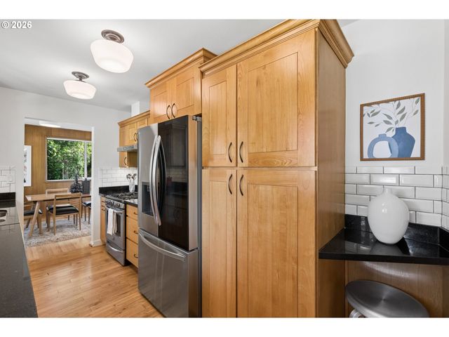 1885 Sw HUNTINGTON Ave, Portland, OR 97225