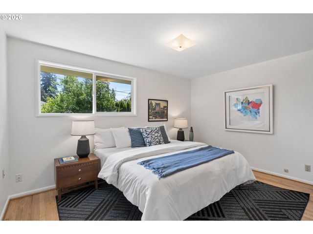 1885 Sw HUNTINGTON Ave, Portland, OR 97225