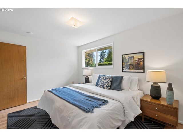 1885 Sw HUNTINGTON Ave, Portland, OR 97225
