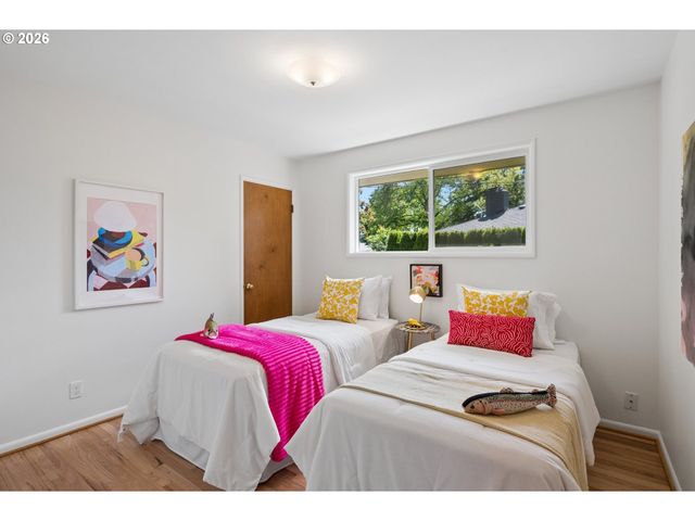 1885 Sw HUNTINGTON Ave, Portland, OR 97225