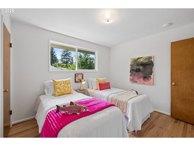 1885 Sw HUNTINGTON Ave, Portland, OR 97225