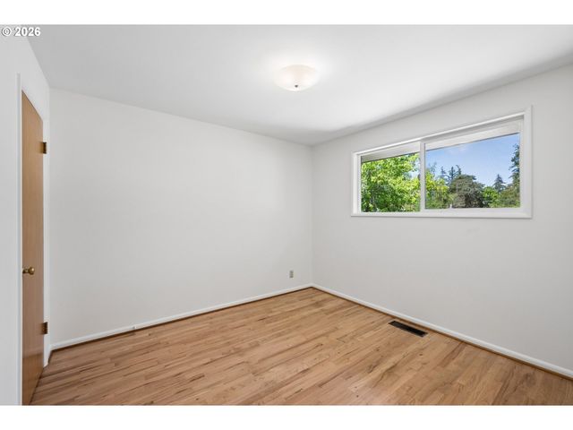 1885 Sw HUNTINGTON Ave, Portland, OR 97225