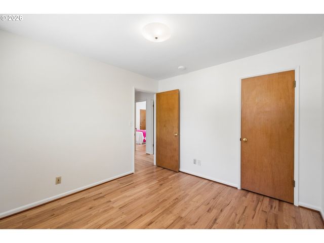 1885 Sw HUNTINGTON Ave, Portland, OR 97225